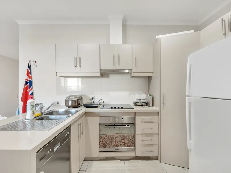 Quality Apartment in Mawson Central - 2 Secure Car Parks