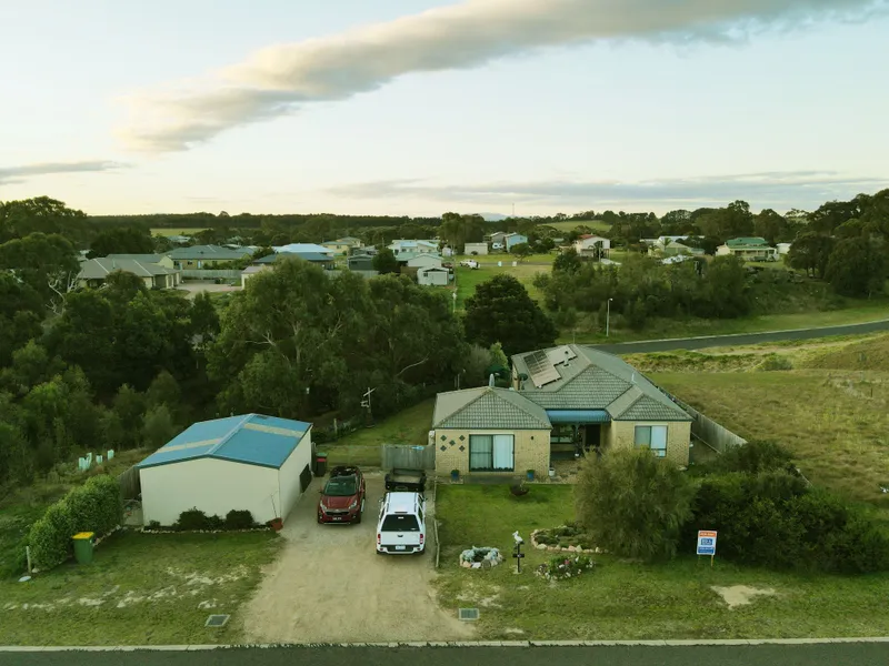 COMFORTABLE HOME, HUGE BLOCK, WALK TO LAKE