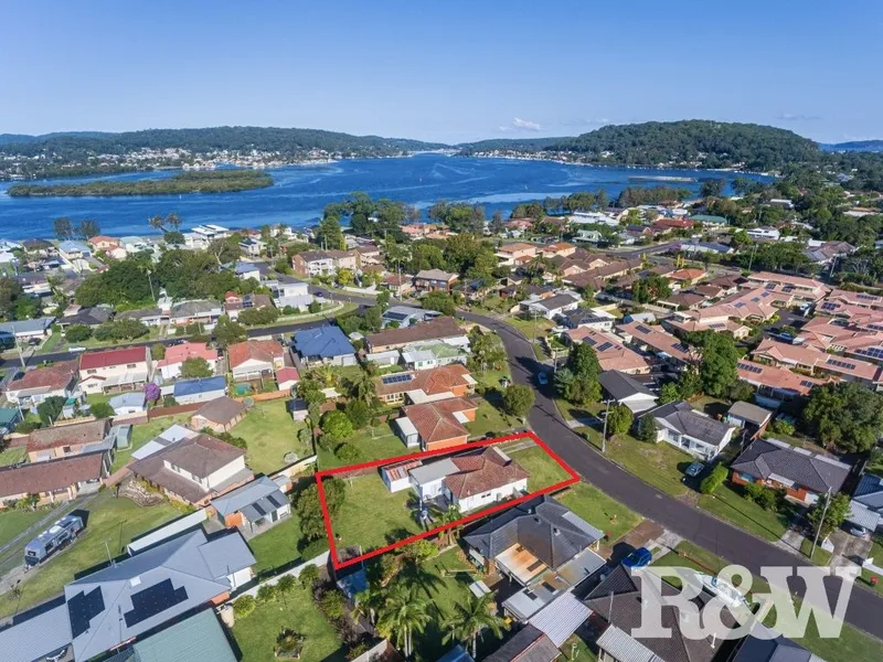 FANTASTIC LOCATION – WALK TO WATERFRONT, SHOPS & TRAIN STATION!