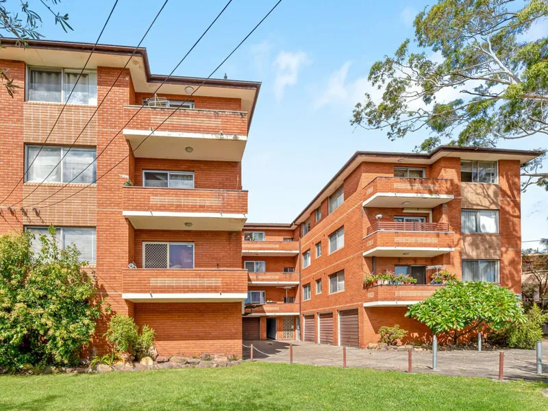 COZY TWO BEDROOM UNIT - MINUTES TO LOCAL AMENITIES