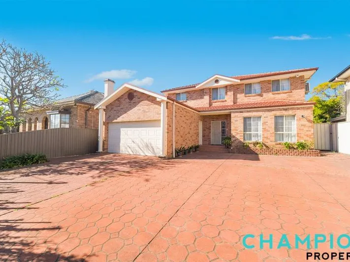 Grand Freestanding Family Home In A Quiet Street