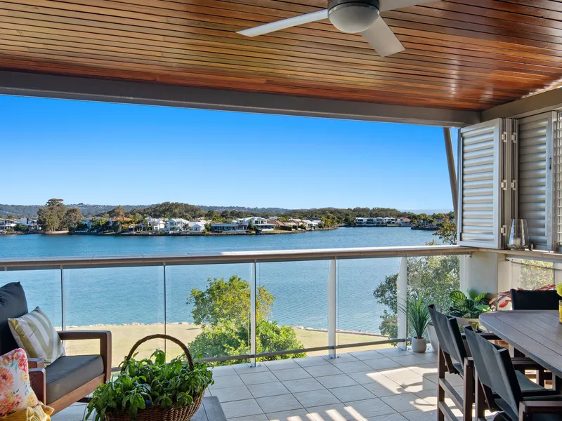 YOUR RELAXED WATERFRONT LIFESTYLE AWAITS!