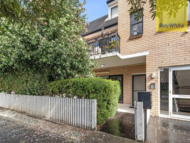 GROUND FLOOR & STREET FACING!