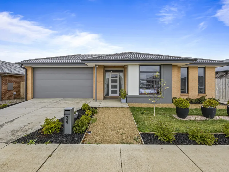 EXECUTIVE FAMILY HOME ON SPACIOUS BLOCK WITH SIDE ACCESS!