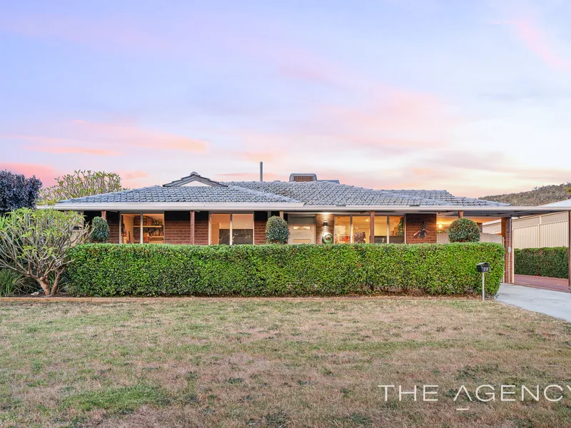 RENOVATED GEM IN KELMSCOTT'S BEST LOCATION - CLIFTON HILLS!