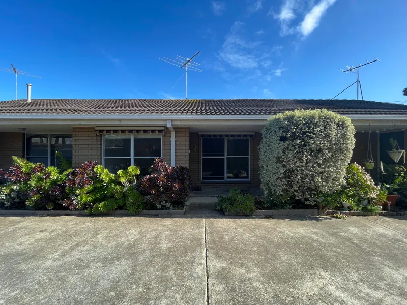 ONE BEDROOM UNIT IN SUPERB LOCATION!