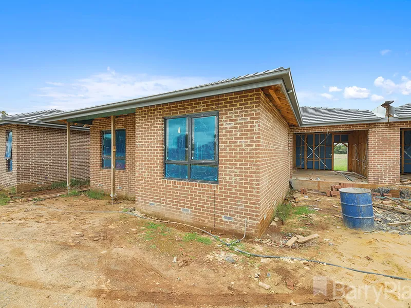 BRAND NEW UNIT IN THE HEART OF LONGWARRY!