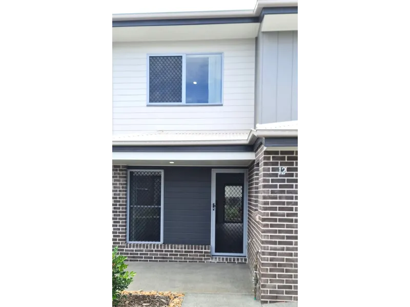 NEAR NEW EXECUTIVE TOWNHOUSE WITH DUCTED AIR