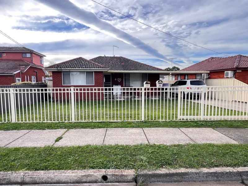 Well kept 3 bedrooms brick veneer home.