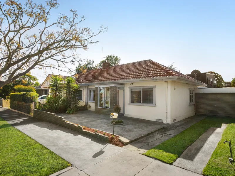 Single-Level Living Opposite the Park