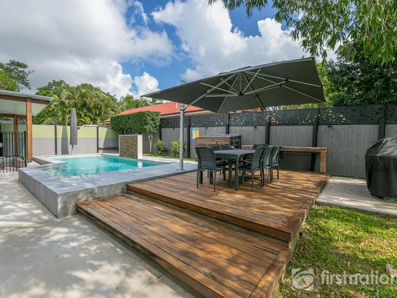 STUNNING RENOVATED ENTERTAINER / ¼ ACRE BLOCK / POOL