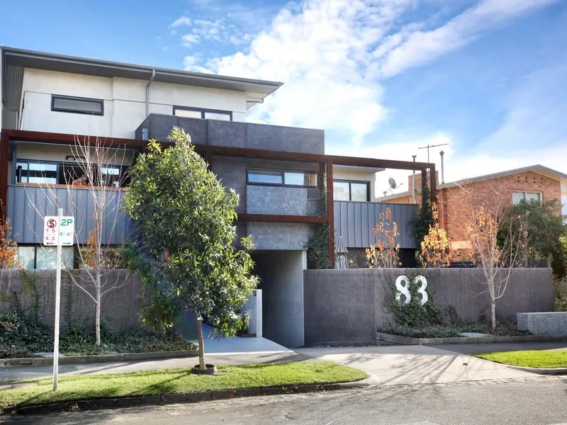 GROUND FLOOR TWO BEDROOM APARTMENT CLOSE STATION & SHOPS