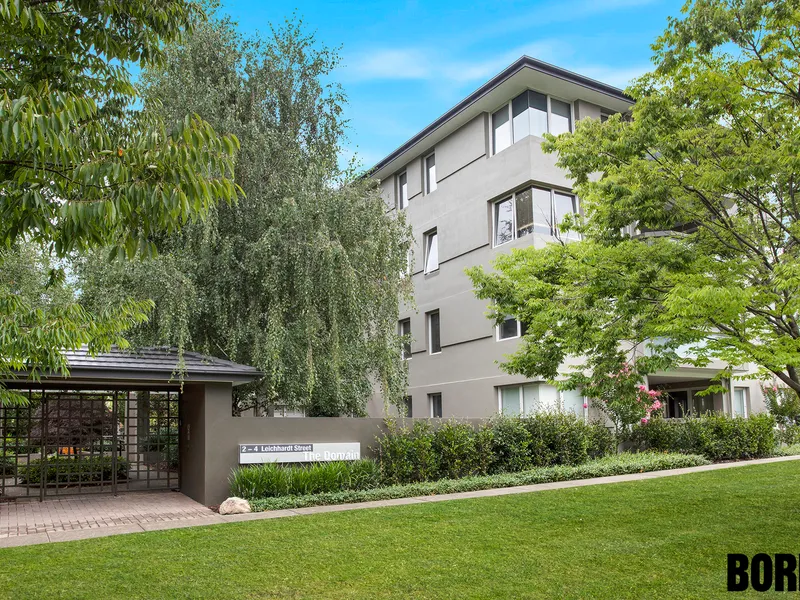 Huge apartment in beautiful tree-lined street!