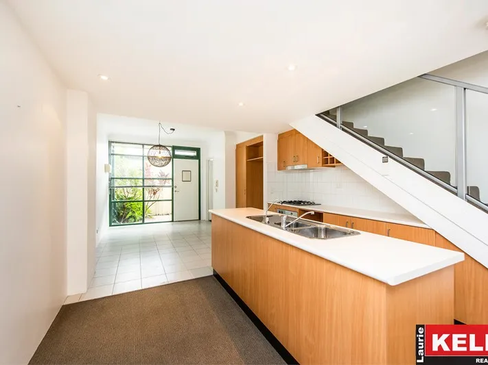 TRENDY NEW YORK STYLE THREE STOREY HOME