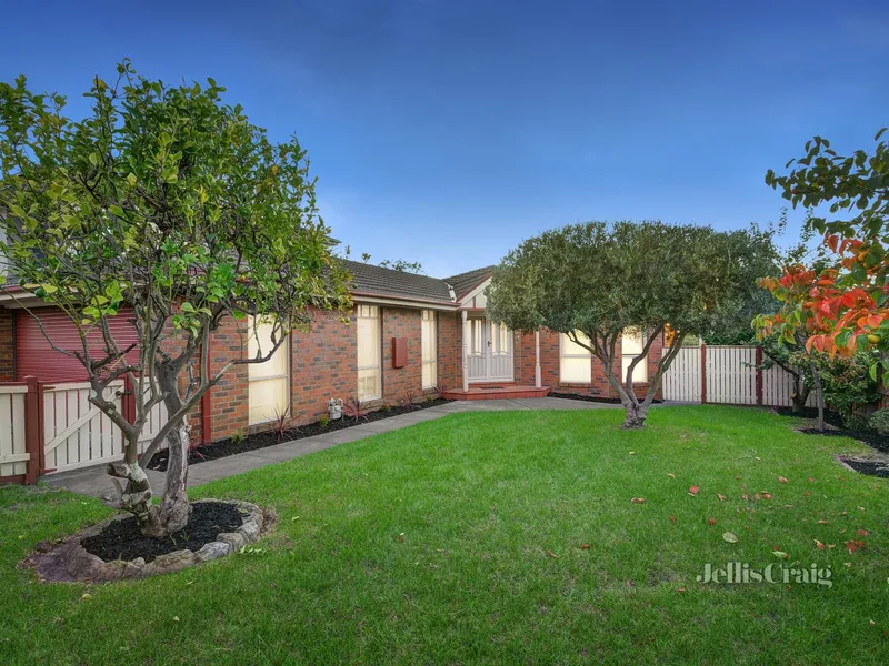 Sun-flooded, spacious and single-level