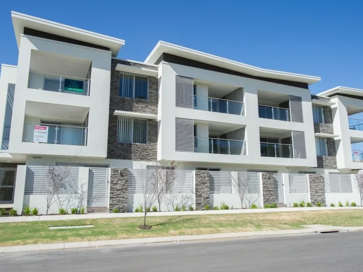 Modern and Extremely Low Maintenance 2x2 Apartment Situated in a Great Convenient Location!!
