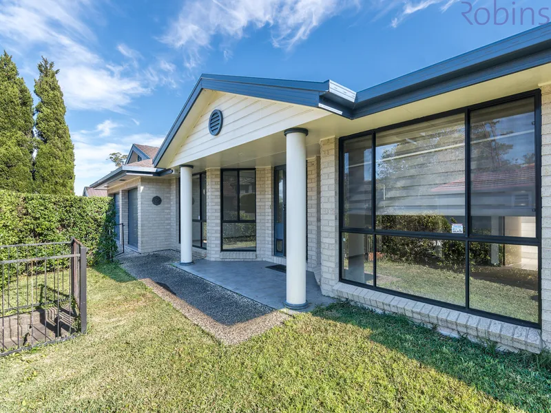 Air-conditioned family home in convenient location and equipped with a spa tub.