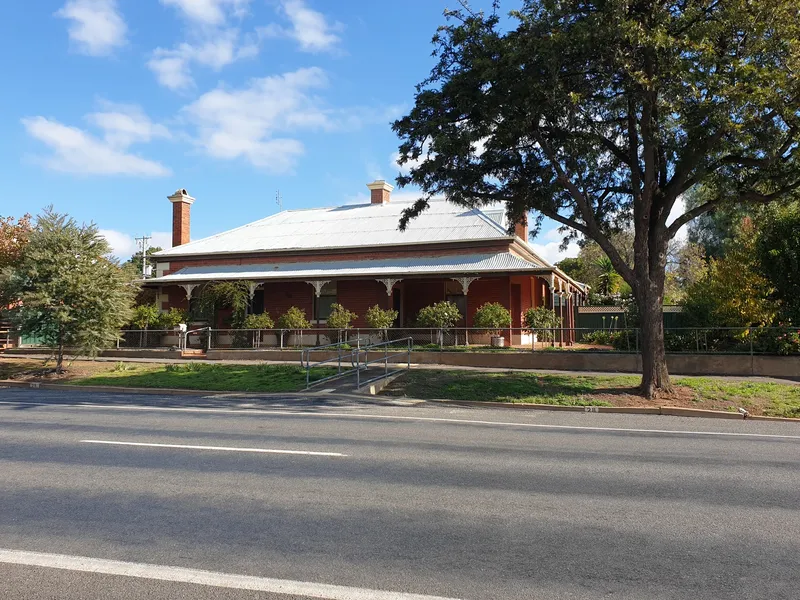 COUNTRY LIFE....AT ITS BEST! MAGNIFICENT HERITAGE HOME IN PERFECT POSITON!!