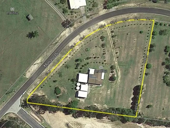 ***** Sprawling 2 Acre Property with Sheds and Mates 5 Star Hotel*****