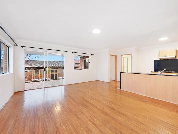 RENOVATED TWO BEDROOM IN KENSINGTON !!