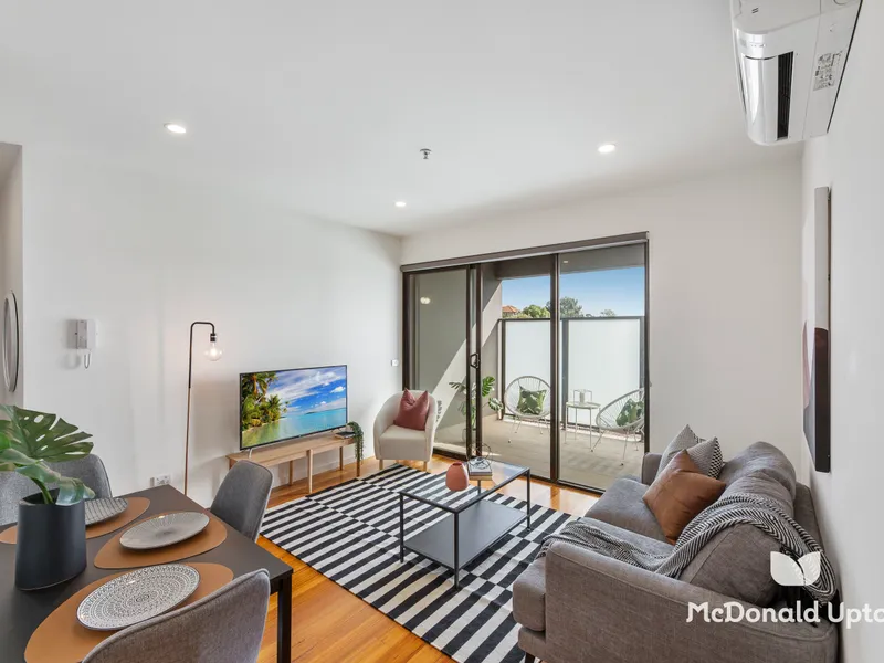 Stylish Blue-Chip Apartment Located In The Zone