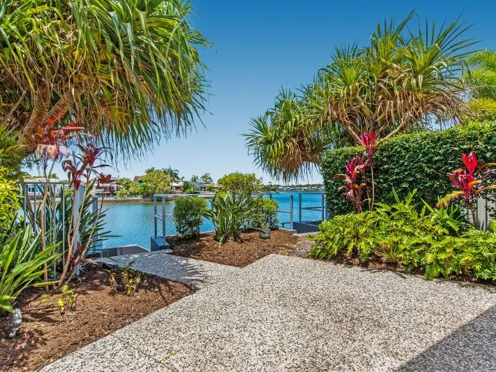 ABSOLUTE WATERFRONT LIVING