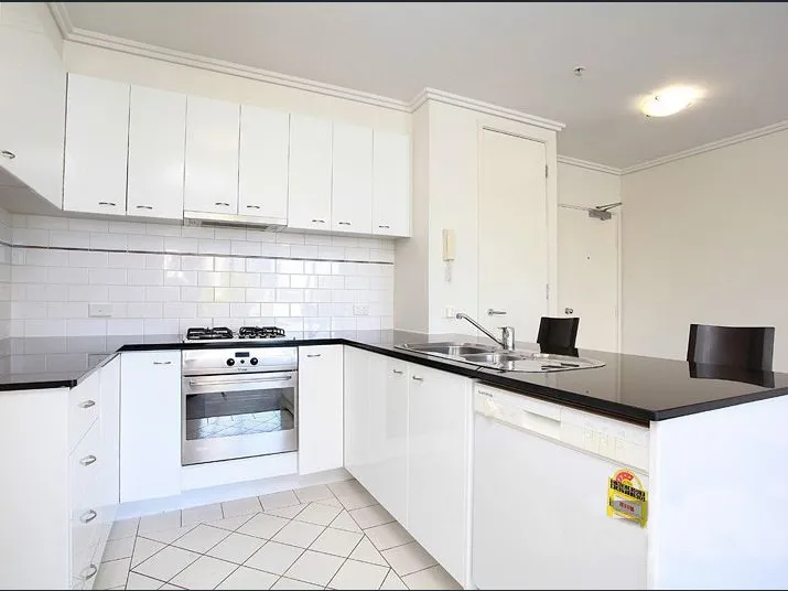 SPACIOUS THREE BEDROOM APARTMENT 