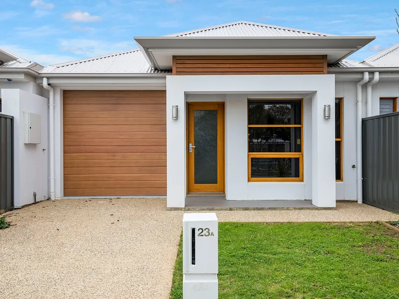 Contemporary Courtyard with Style & Convenience