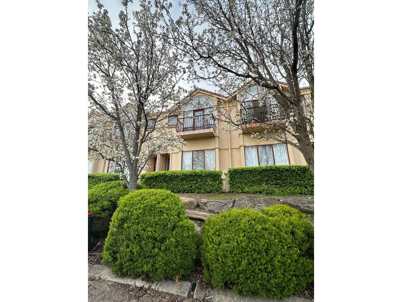 Stunning Townhouse In Ideal Location!