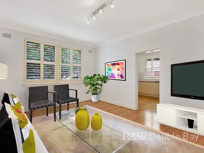 Renovated 2 Bedroom Apartment in Fantastic Location