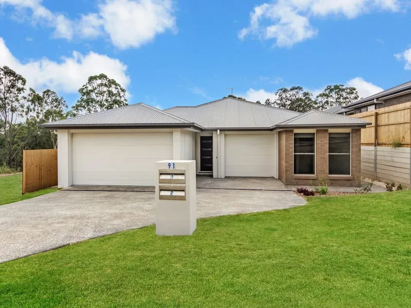 STUNNING HOME + DOUBLE GARAGE!