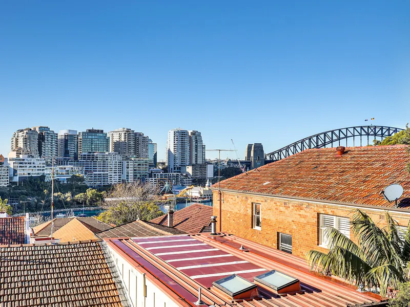 TOP FLOOR ONE BEDROOM APARTMENT