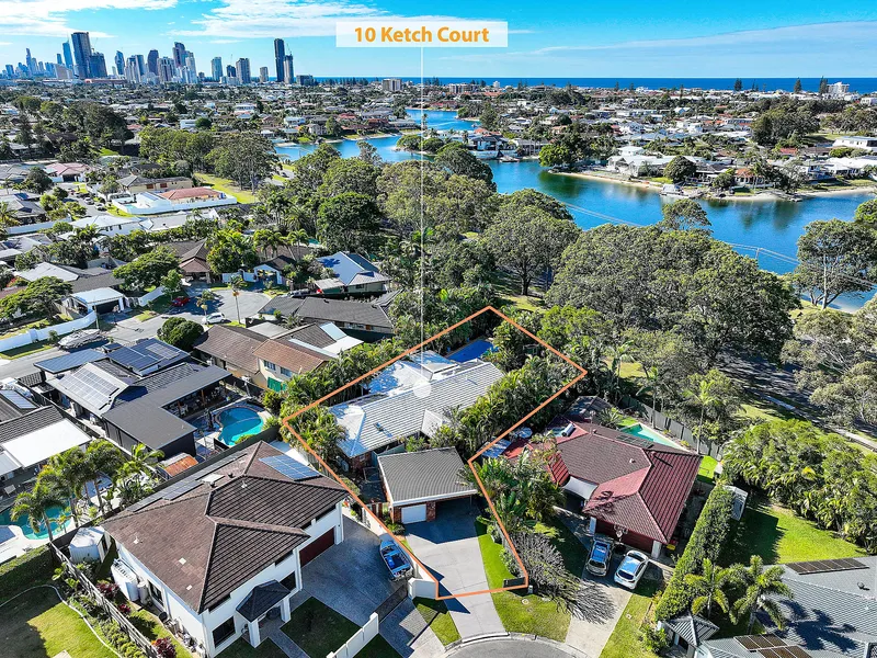 Paradise Found: Uncover the Perfect Family Residence in Vibrant Mermaid Waters