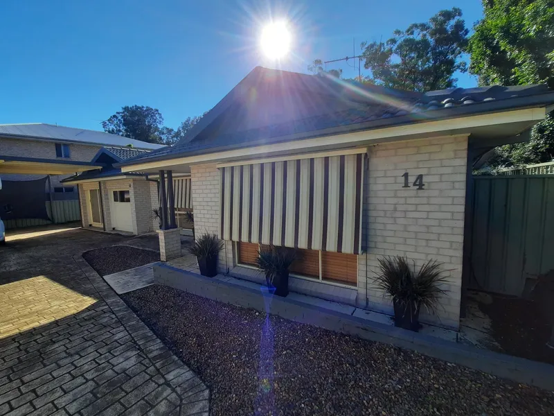 SUPERB LAKEFRONT LOCATION *PETS ON APPLICATION*