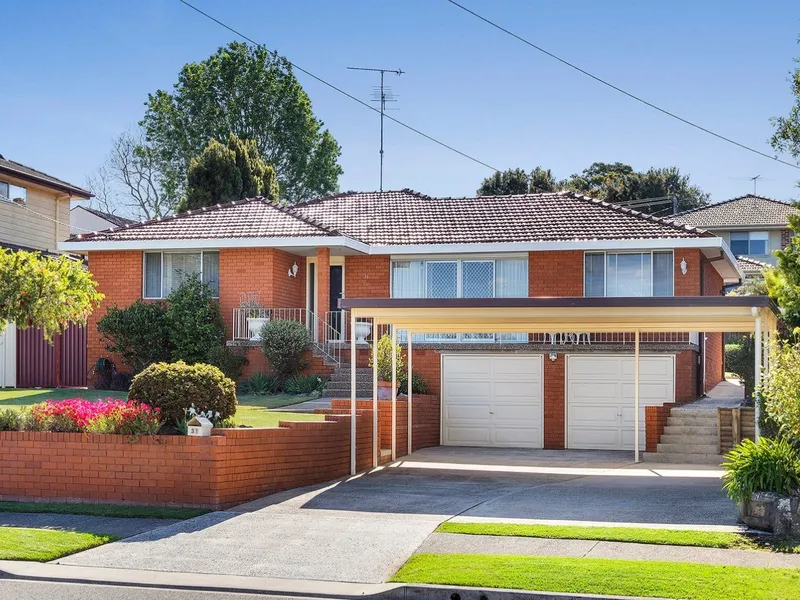 SPACIOUS STUNNING FAMILY HOME IN A CONVENIENT LOCATION!