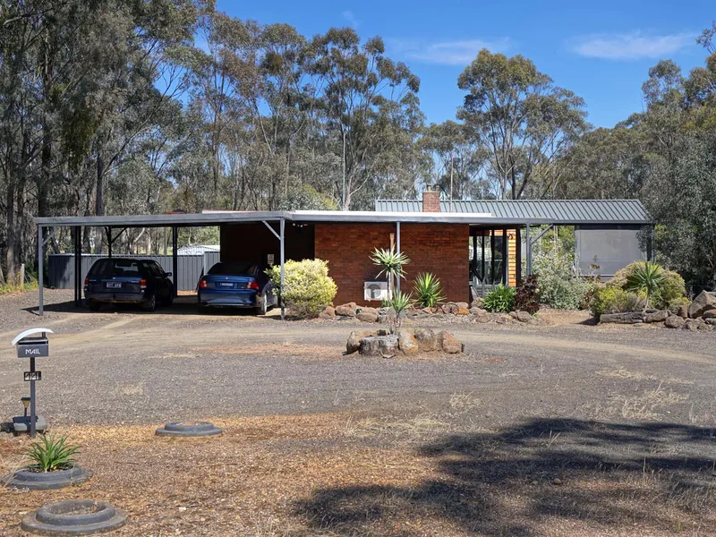 The Maryborough town and country house a hobby farm close to shops schools and railway station!