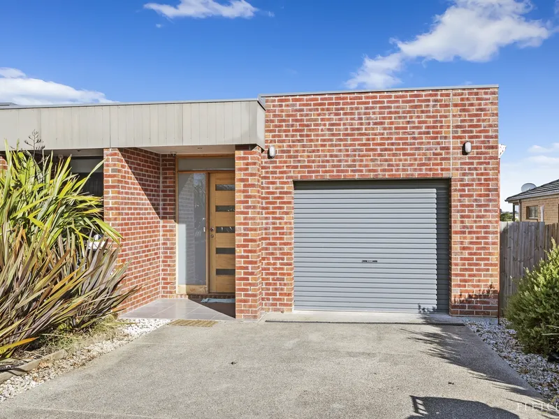 SPLIT LEVEL CONTEMPORY TOWNHOUSE