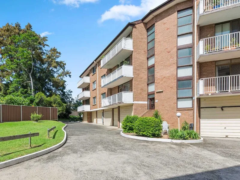 Top Floor Apartment In Ideal Locale!