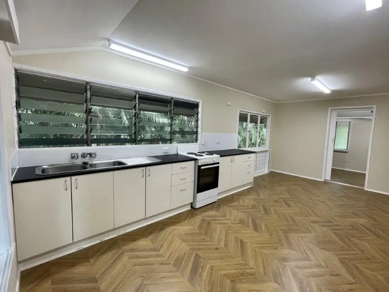 UPSTAIRS UNIT CLOSE TO TOWN