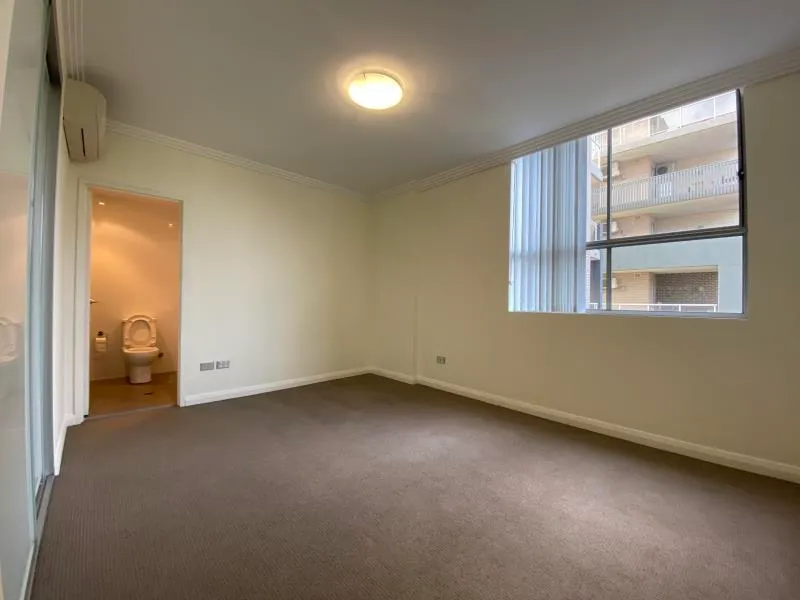 Stunning Three Bedrooms Two Bathrooms for lease!