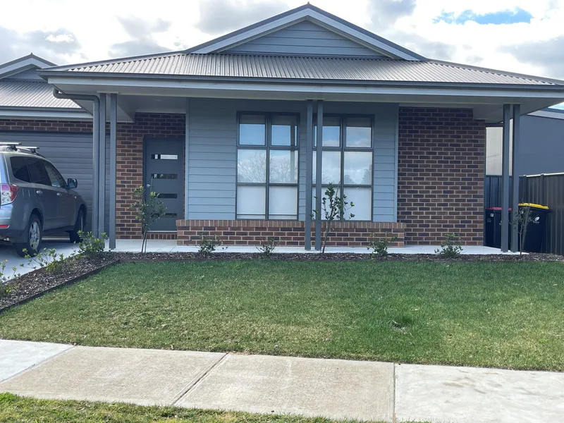 Modern 4 Bedroom Home with Excellent Features and Spacious Backyard