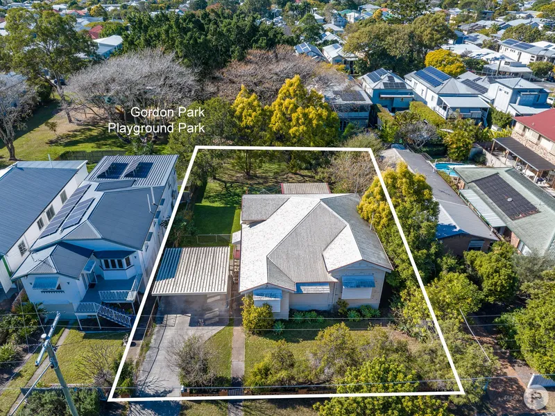 Exceptional Queenslander on 810m2 Overlooking Parkland