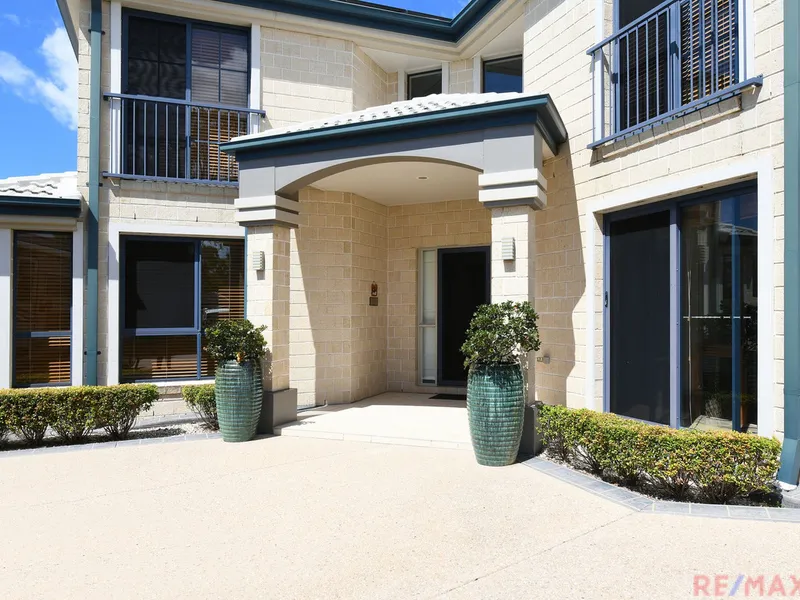 Family Entertainer with Pool!