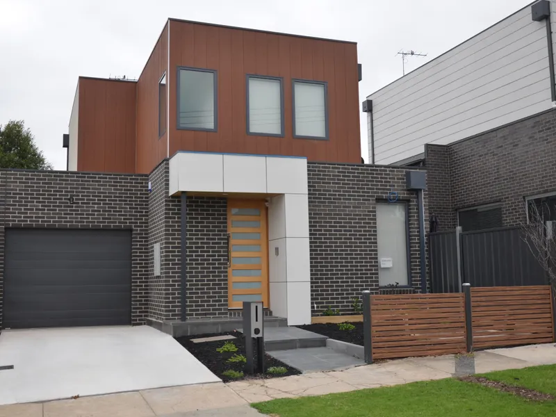 Low maintenance in fantastic location!