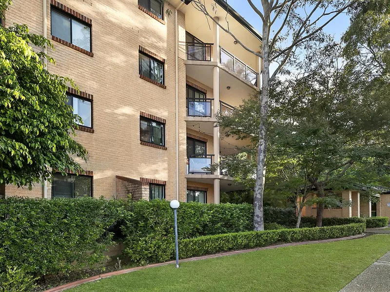 Spacious Top Floor Apartment!