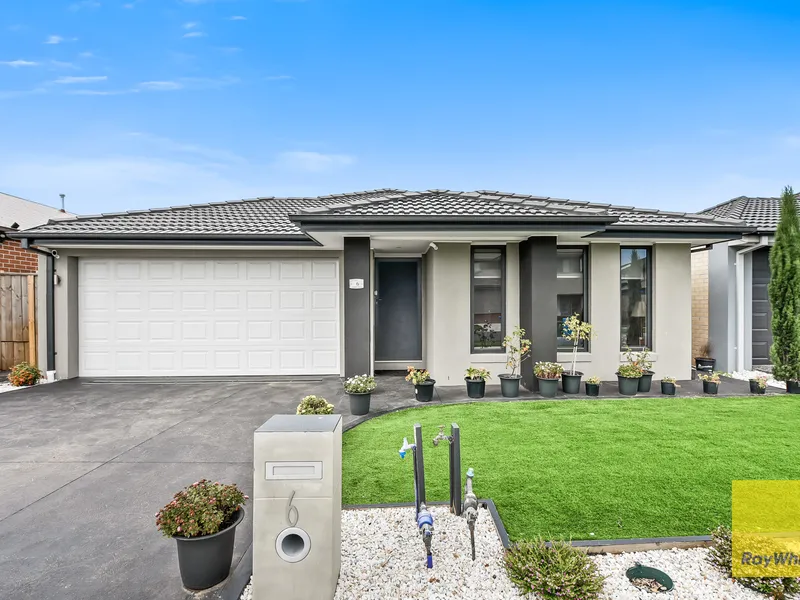 FAMILY HOME, FAMILY LOCATION ONLY 2 YEARS YOUNG!