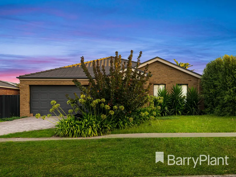 Family Home Walking Distance to Wyndham Vale Train Station (600 meters)