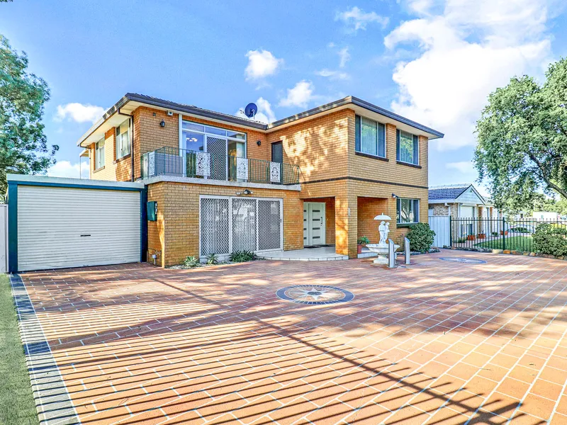 Modern 4 Bedroom Half House 