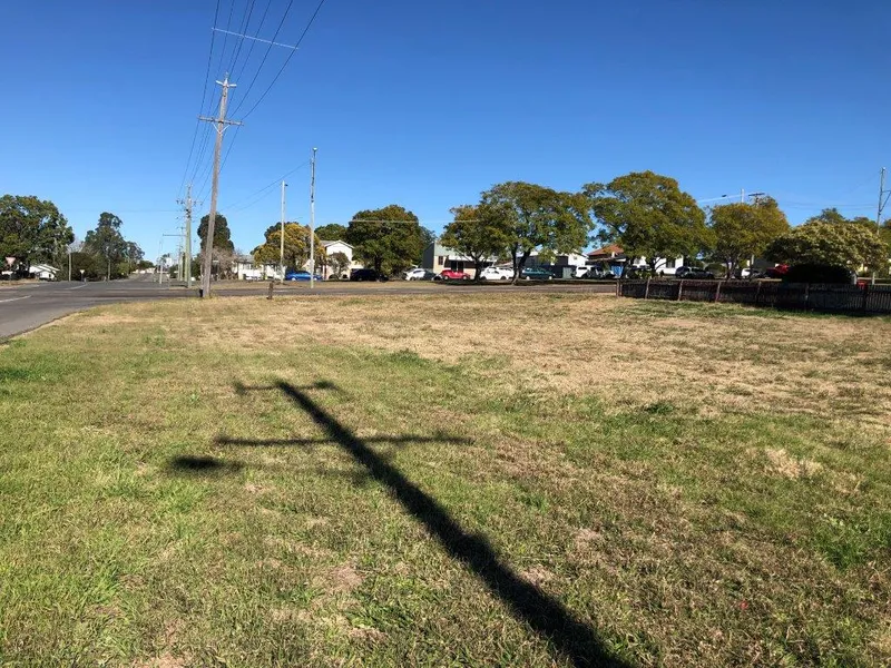 REDUCED -   CNR BLOCK IN MAIN STREET OF MURGON
