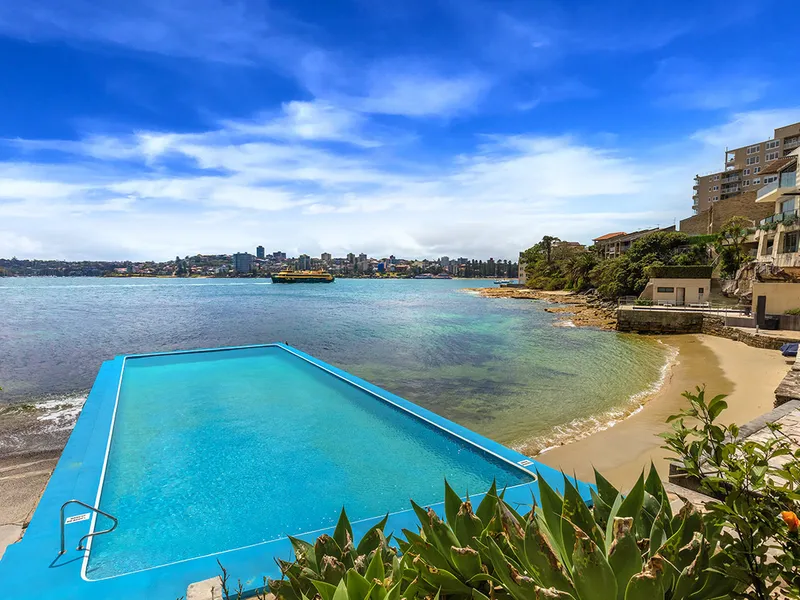 THE MOORINGS - WATERFRONT APARTMENT